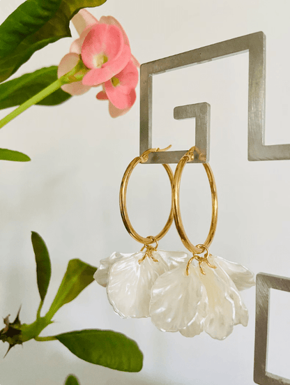 Créoles CAMILLE NACRE – Boucles d'oreilles à pétales blancs nacrés - Camilmari Bijoux - Créoles dorées 20 mm + pétales
