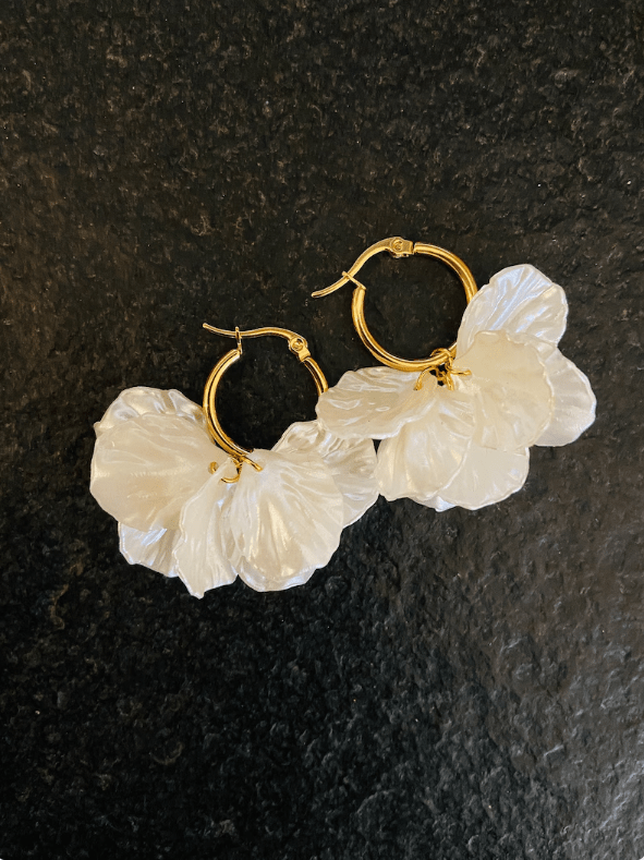 Créoles CAMILLE NACRE – Boucles d'oreilles à pétales blancs nacrés - Camilmari Bijoux - Créoles dorées 20 mm + pétales