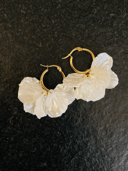 Créoles CAMILLE NACRE – Boucles d'oreilles à pétales blancs nacrés - Camilmari Bijoux - Créoles dorées 20 mm + pétales