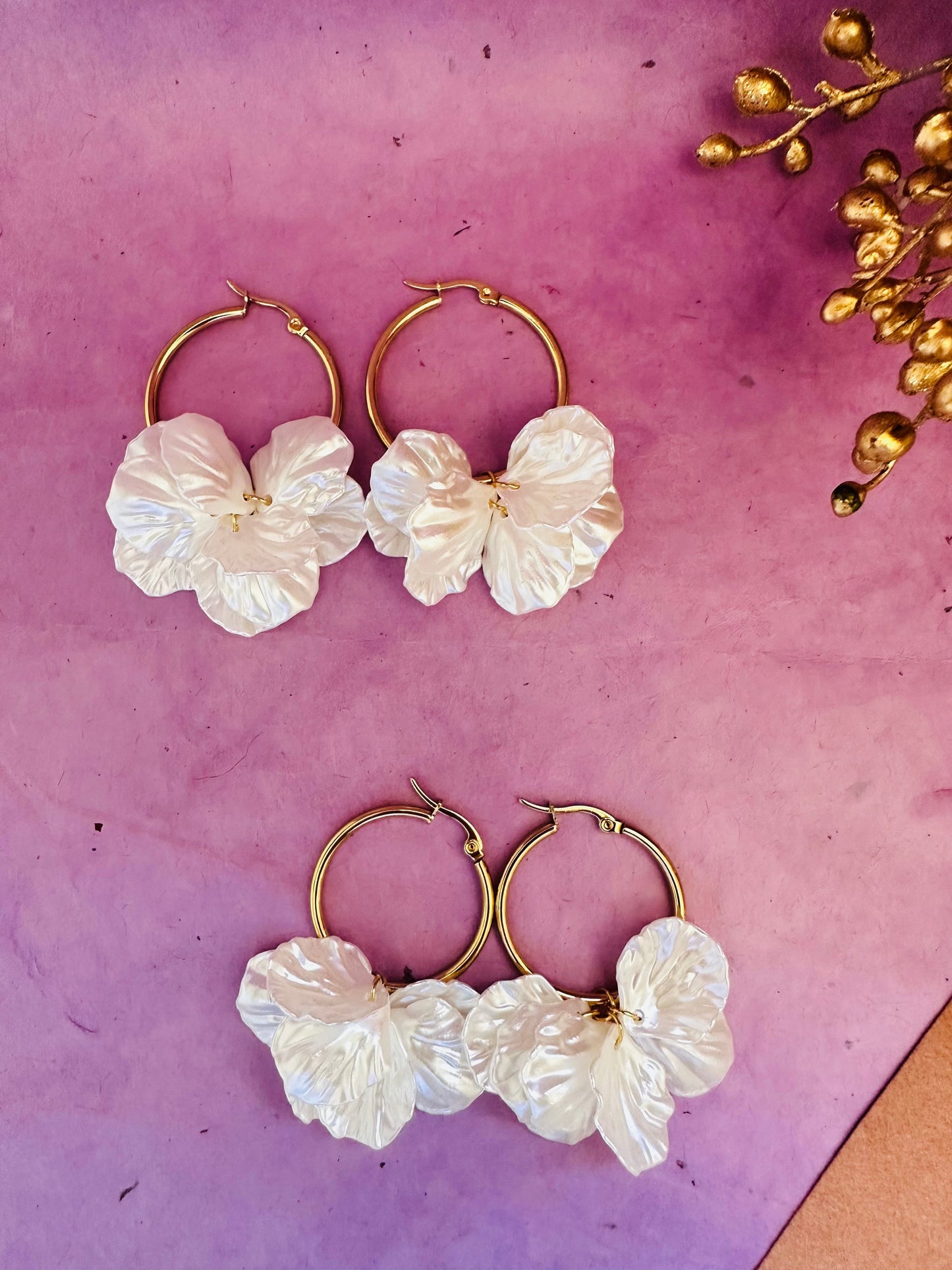Créoles CAMILLE NACRE – Boucles d'oreilles à pétales blancs nacrés - Camilmari Bijoux - Créoles dorées 20 mm + pétales