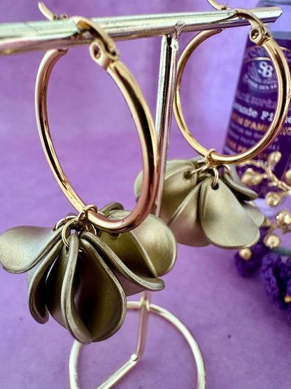 Créoles fleurs DIVA – Boucles d'oreilles pétales dorés - Camilmari Bijoux - Créoles dorées 30 mm + Suspensions de pétales