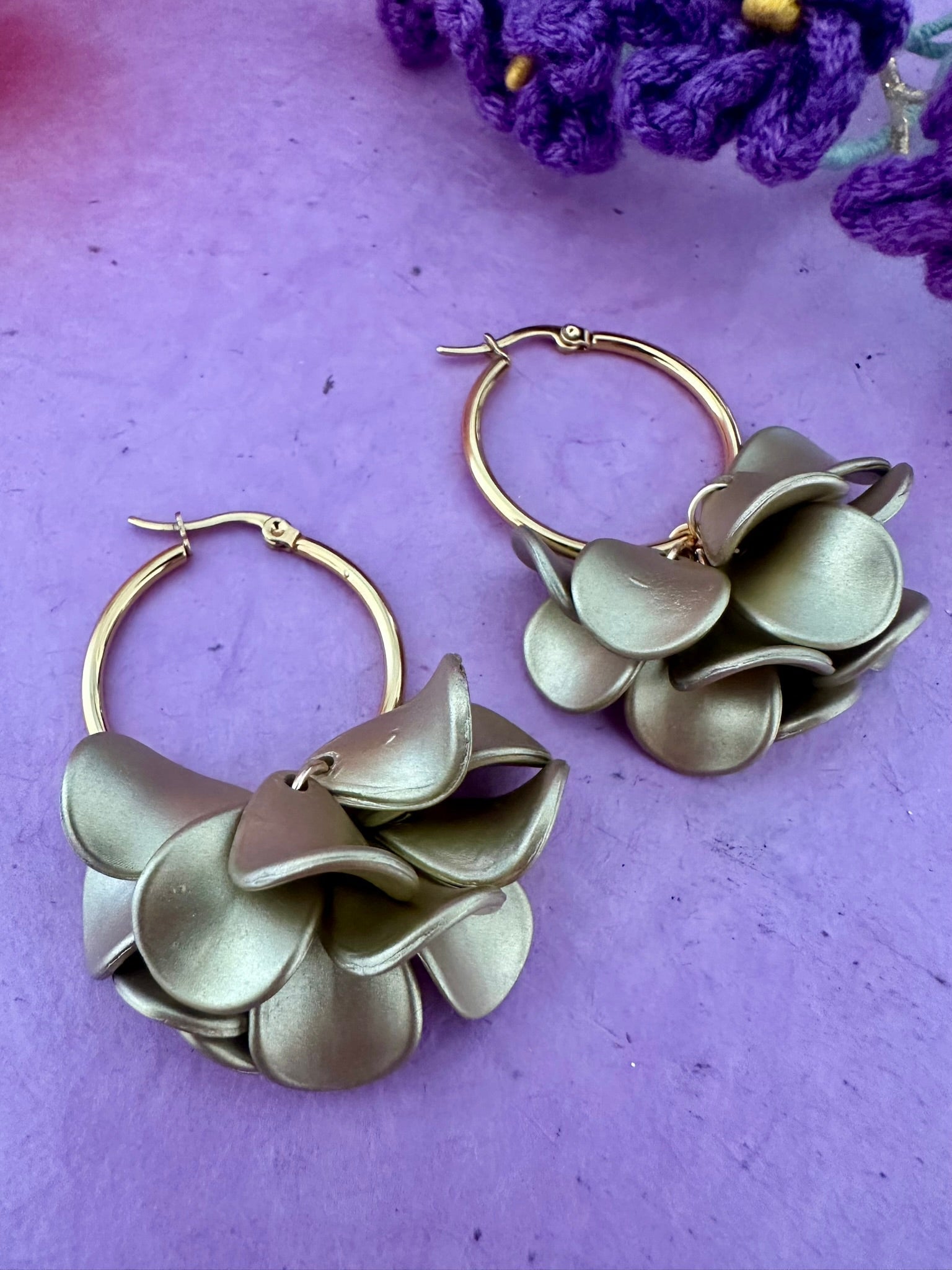 Créoles fleurs DIVA – Boucles d'oreilles pétales dorés - Camilmari Bijoux - Créoles dorées 30 mm + Suspensions de pétales