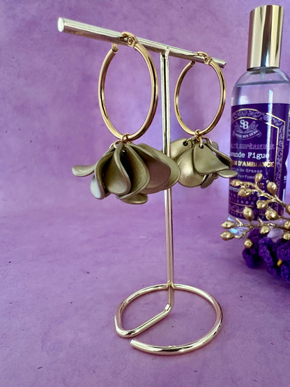 Créoles fleurs DIVA – Boucles d'oreilles pétales dorés - Camilmari Bijoux - Créoles dorées 30 mm + Suspensions de pétales