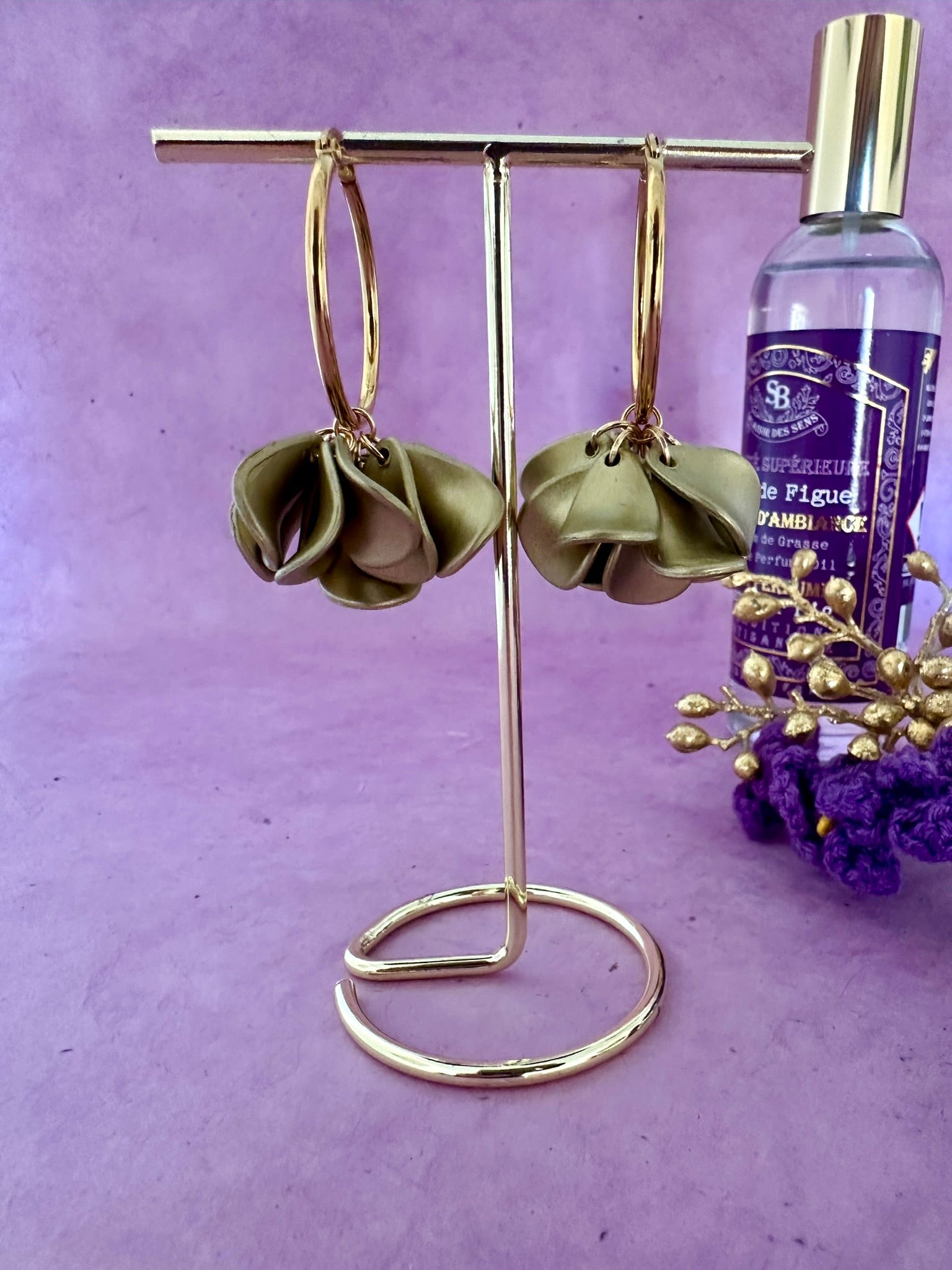 Créoles fleurs DIVA – Boucles d'oreilles pétales dorés - Camilmari Bijoux - Créoles dorées 30 mm + Suspensions de pétales