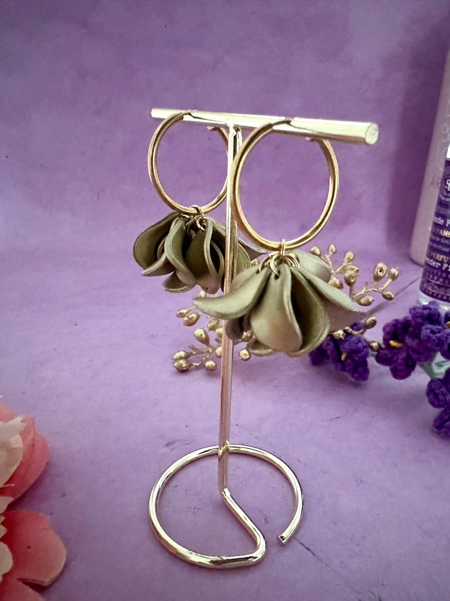 Créoles fleurs DIVA – Boucles d'oreilles pétales dorés - Camilmari Bijoux - Créoles dorées clip 20 mm + Suspensions de pétales