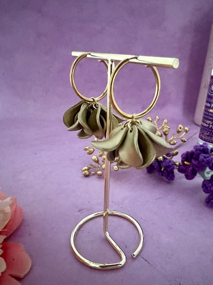 Créoles fleurs DIVA – Boucles d'oreilles pétales dorés - Camilmari Bijoux - Créoles dorées clip 20 mm + Suspensions de pétales