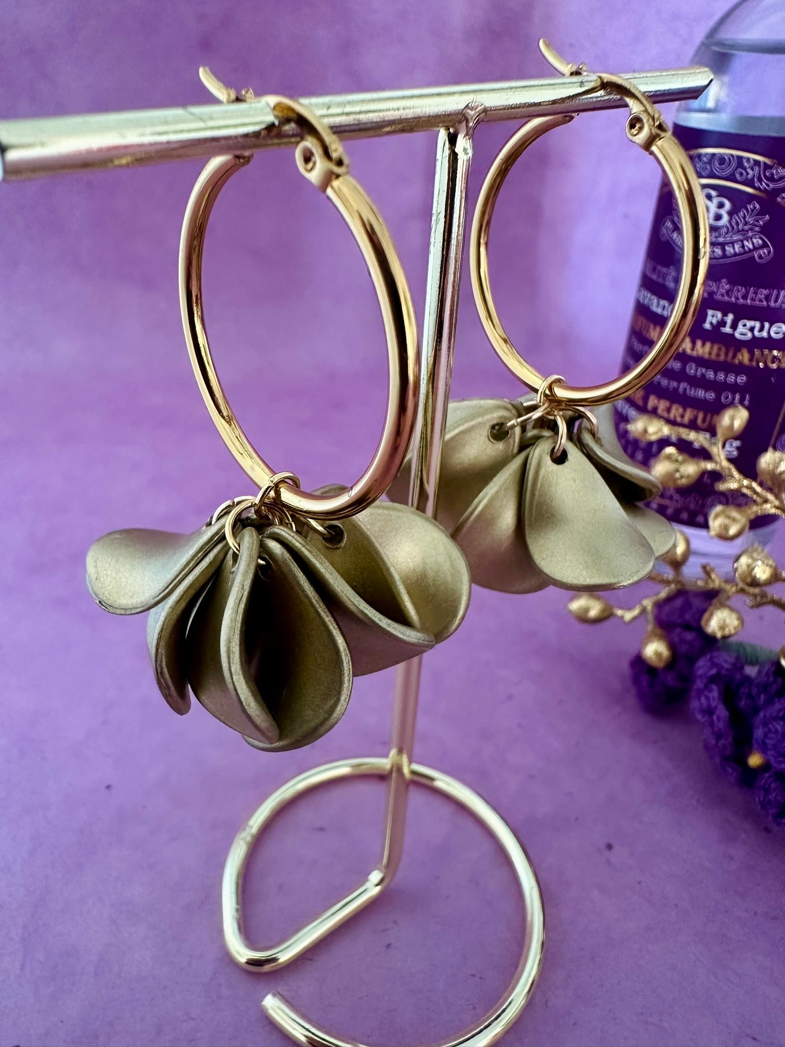 Créoles fleurs DIVA – Boucles d'oreilles pétales dorés - Camilmari Bijoux - Créoles dorées 30 mm + Suspensions de pétales