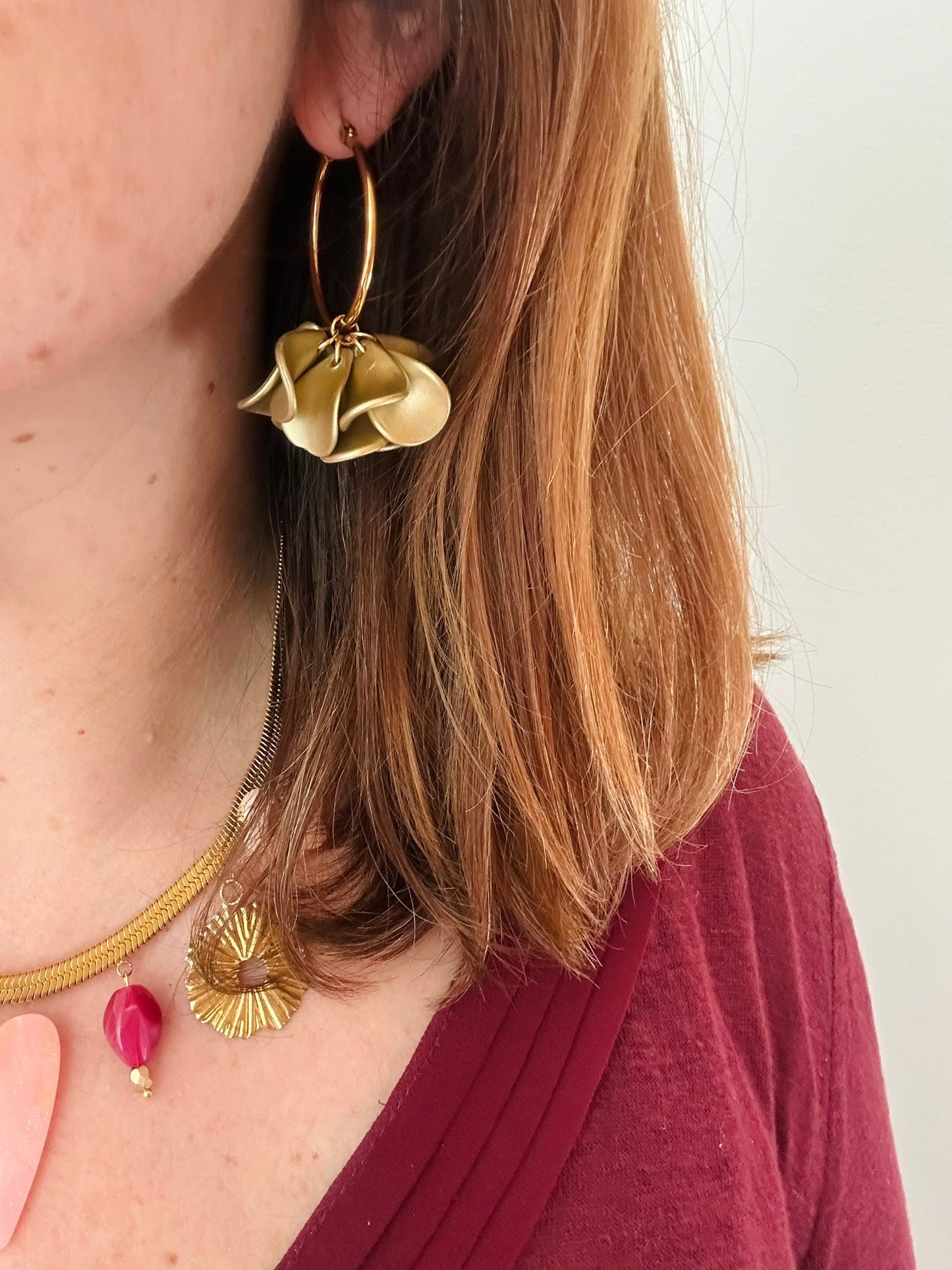 Créoles fleurs DIVA – Boucles d'oreilles pétales dorés - Camilmari Bijoux - Créoles dorées 30 mm + Suspensions de pétales