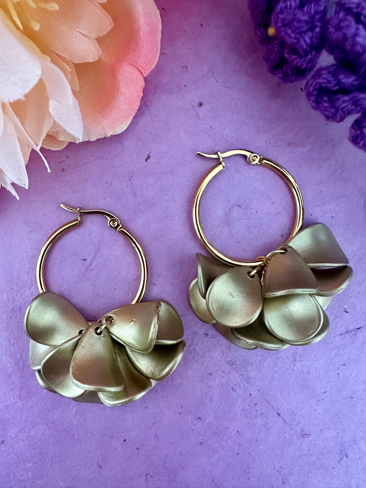 Créoles fleurs DIVA – Boucles d'oreilles pétales dorés - Camilmari Bijoux - Créoles dorées 30 mm + Suspensions de pétales