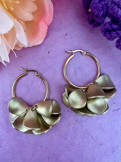 Créoles fleurs DIVA – Boucles d'oreilles pétales dorés - Camilmari Bijoux - Créoles dorées 30 mm + Suspensions de pétales