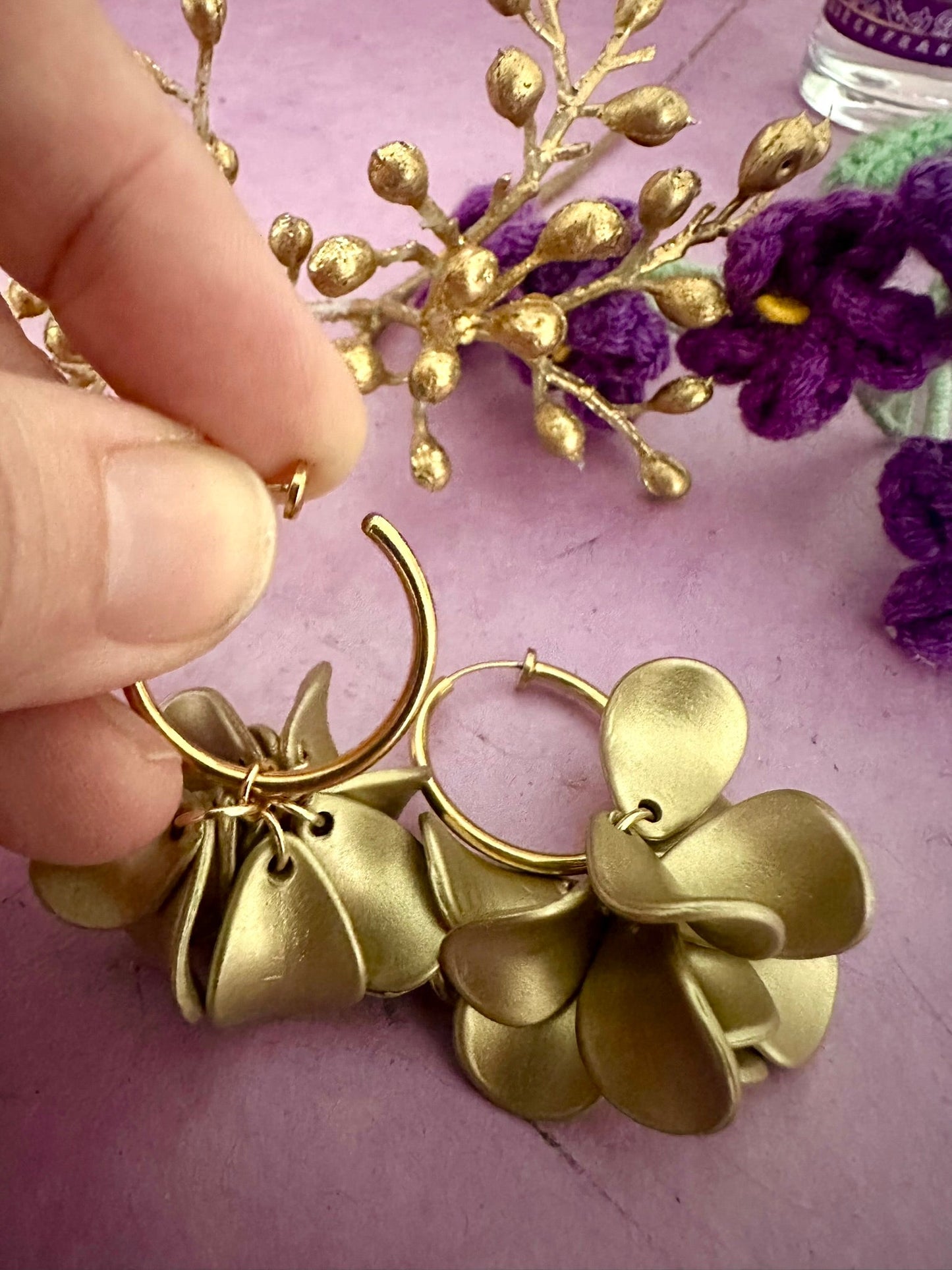 Créoles fleurs DIVA – Boucles d'oreilles pétales dorés - Camilmari Bijoux - Créoles dorées clip 20 mm + Suspensions de pétales