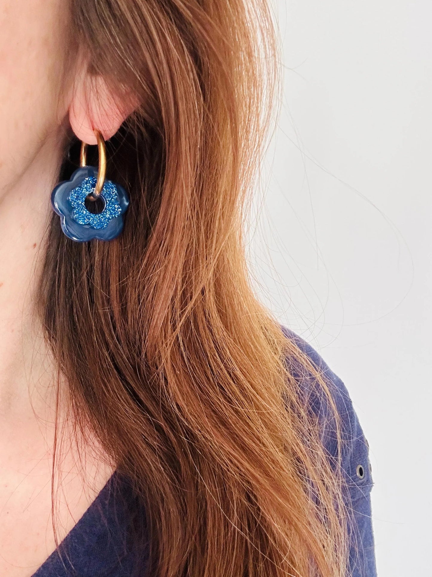 Créoles fleurs superposées et interchangeables SOFIANA - Camilmari Bijoux - Créoles et pampilles fleurs bleu marine et bleu pailleté