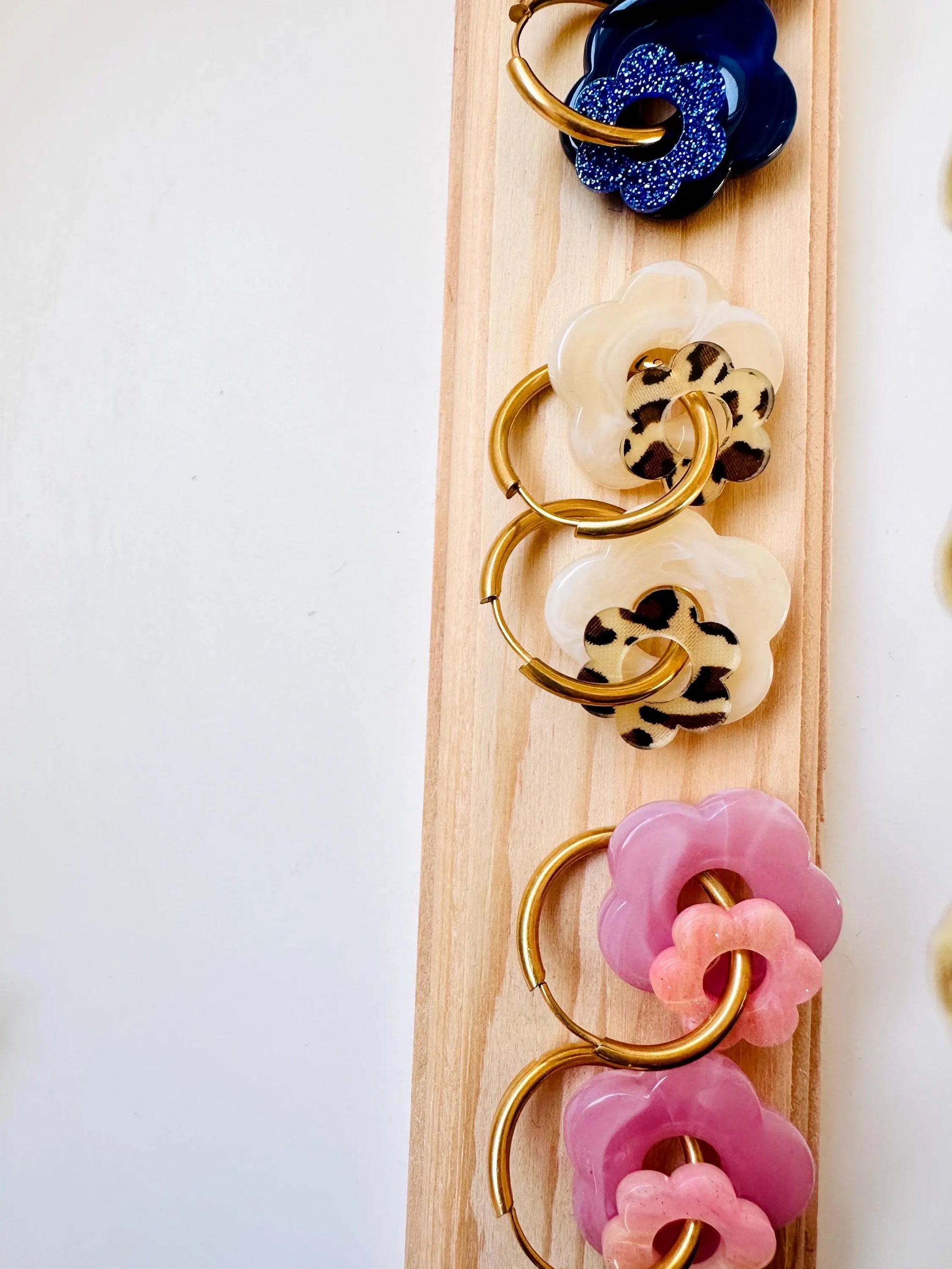 Créoles fleurs superposées et interchangeables SOFIANA - Camilmari Bijoux - Créoles et pampilles fleurs bleu marine et bleu pailleté