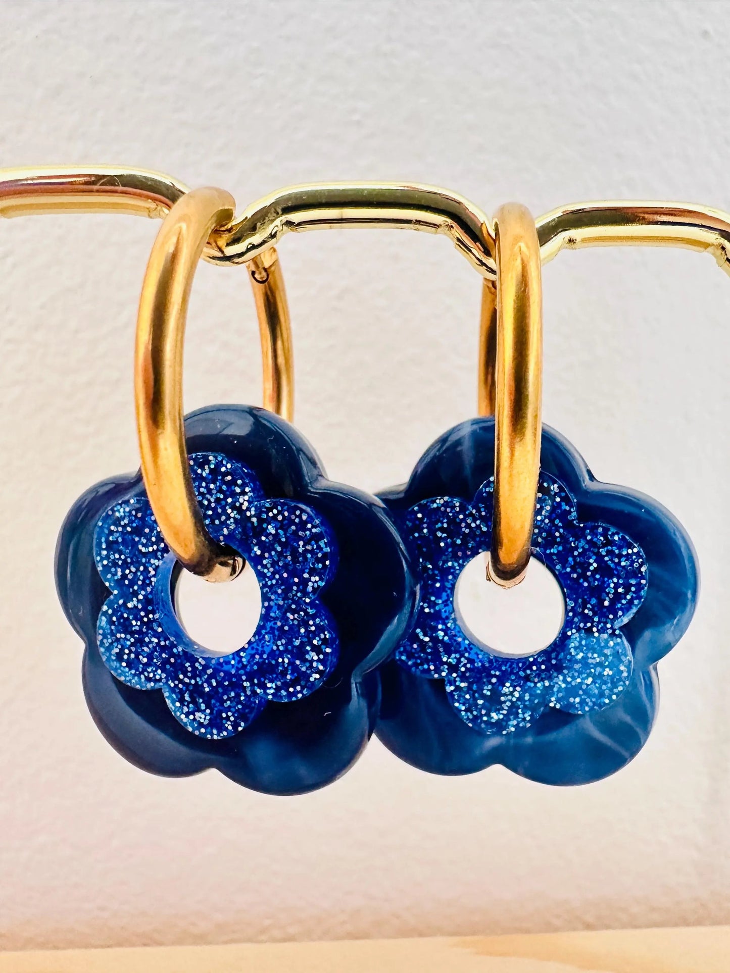 Créoles fleurs superposées et interchangeables SOFIANA - Camilmari Bijoux - Créoles et pampilles fleurs bleu marine et bleu pailleté