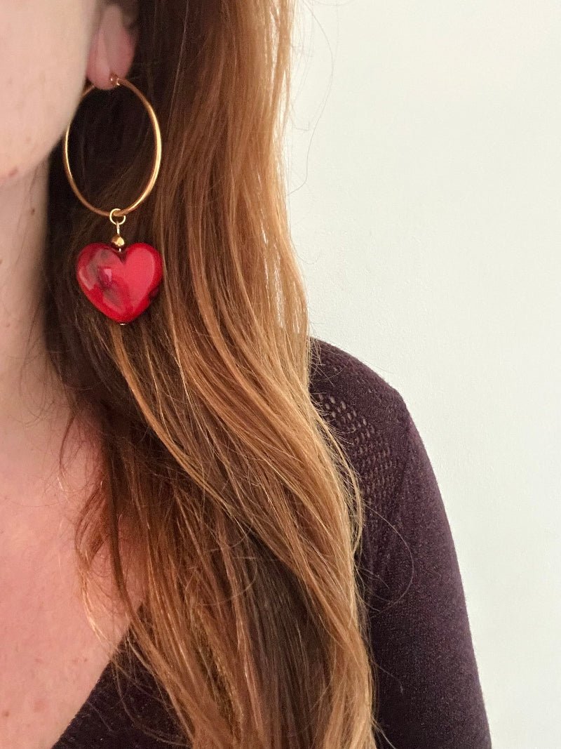 Créoles maxi cœurs rouges MAÏA en acier inoxydable et résine marbrée - Camilmari Bijoux - 