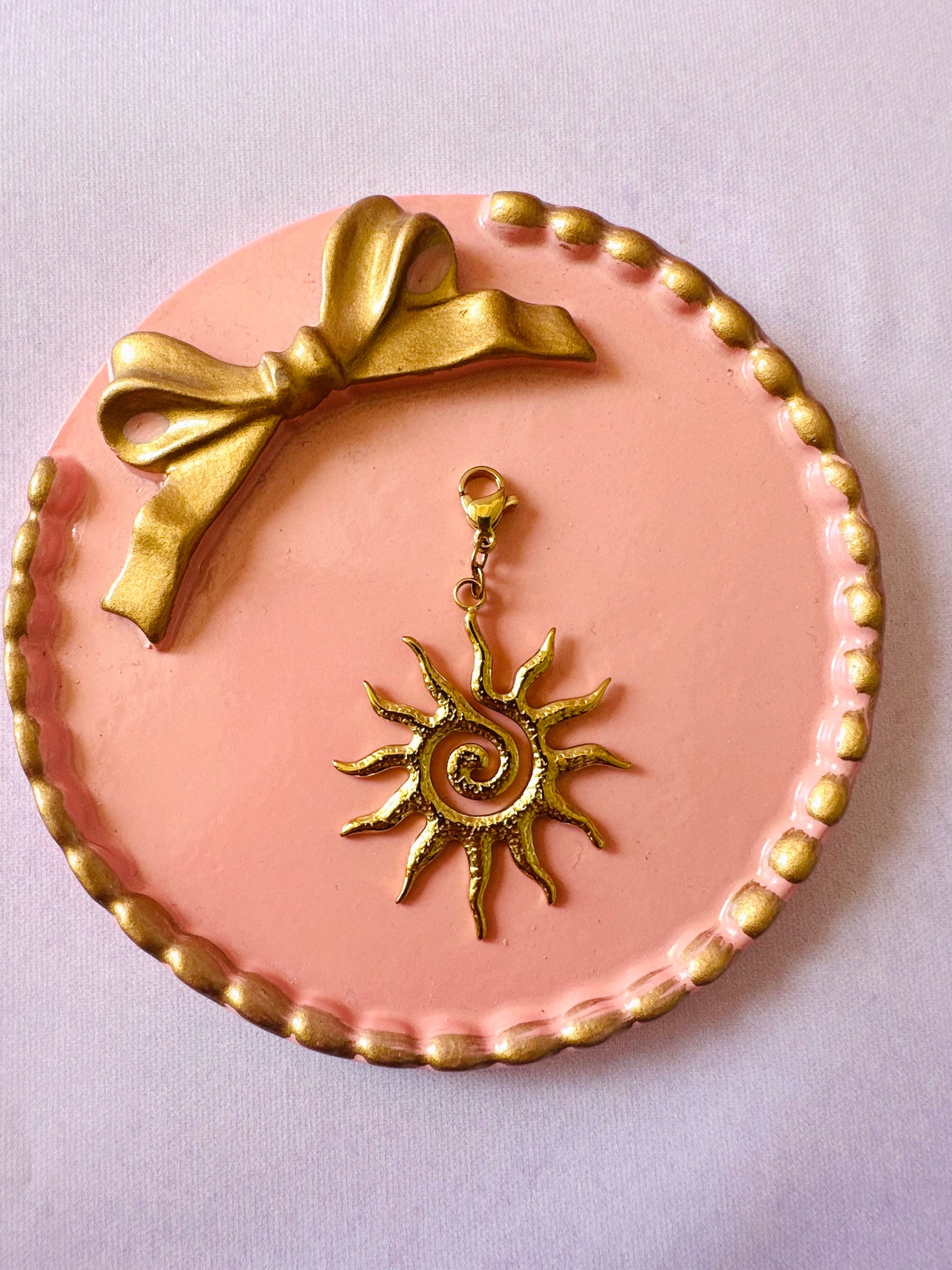 Pendentifs acier inoxydable LILI - Camilmari Bijoux - Grand soleil enroulé : 3.5 x 5 cm